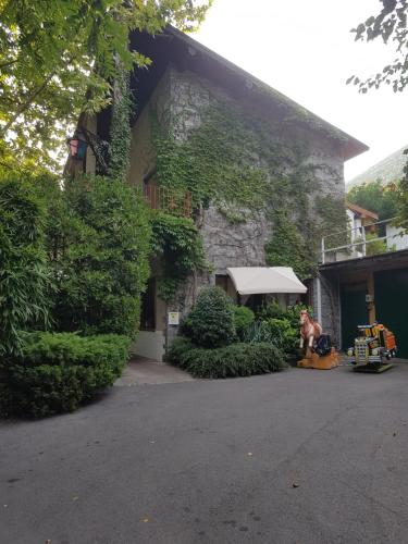  CROTTO CARACO APPARTAMENTI BUNGALOW CHALET in Porlezza