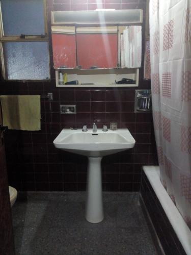 Habitacion pequena en casa de familia