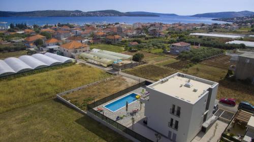 Family friendly apartments with a swimming pool Seget Donji Trogir - 17869 Trogir 