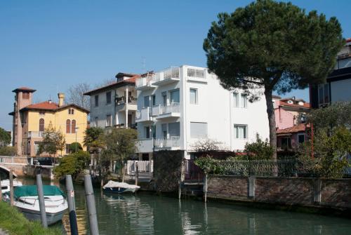 Villa Venice Movie