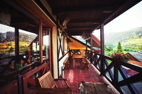 Uitzicht, 12 Місяців-Травень in Slavs'ke