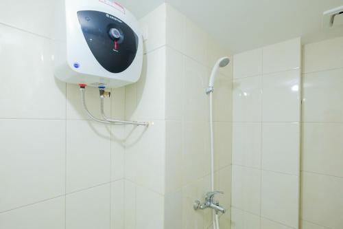 Spacious 2BR Apartment at The Springlake Summarecon Bekasi By Travelio - image 3