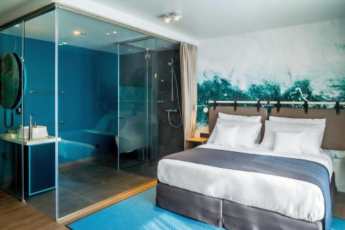 Deluxe Room image 5