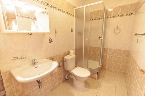 Double or Twin Room with Private Bathroom image 6