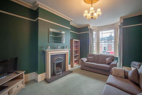 Hereford - Falcon House - Spacious 5 Bedroom House With Games Room - Sleeps 14 Guests - Great Property For Family & Friends Gathering Together - Hosted by RENTMYHOUSE