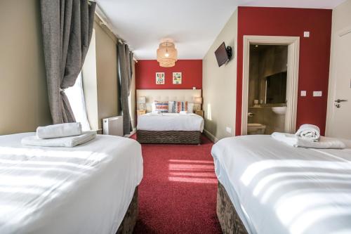 Mc Kevitts Village Hotel - image 11