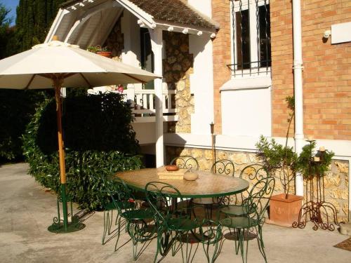 Удобства, Villa de caractère 8 à 15p, 350 m2 - 15 mn Paris, 10 mn Versailles (Villa de caractere 8 a 15p, 350 m2 - 15 mn Paris, 10 mn Versailles) in Vaucresson