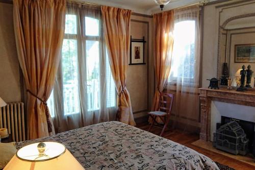 Villa de caractère 8 à 15p, 350 m2 - 15 mn Paris, 10 mn Versailles (Villa de caractere 8 a 15p, 350 m2 - 15 mn Paris, 10 mn Versailles) in Vaucresson