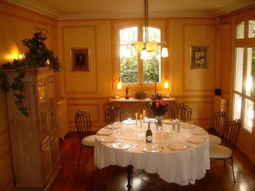 Банкетна зала, Villa de caractère 8 à 15p, 350 m2 - 15 mn Paris, 10 mn Versailles (Villa de caractere 8 a 15p, 350 m2 - 15 mn Paris, 10 mn Versailles) in Vaucresson