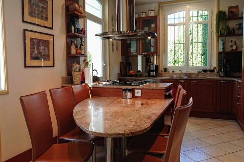 кухня, Villa de caractère 8 à 15p, 350 m2 - 15 mn Paris, 10 mn Versailles (Villa de caractere 8 a 15p, 350 m2 - 15 mn Paris, 10 mn Versailles) in Vaucresson