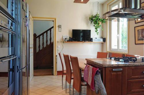 Удобства, Villa de caractère 8 à 15p, 350 m2 - 15 mn Paris, 10 mn Versailles (Villa de caractere 8 a 15p, 350 m2 - 15 mn Paris, 10 mn Versailles) in Vaucresson