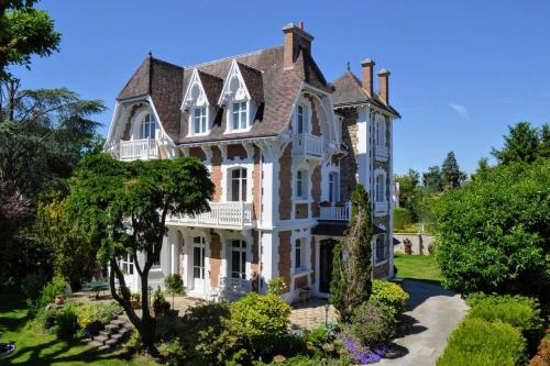 Villa de caractère 8 à 15p, 350 m2 - 15 mn Paris, 10 mn Versailles gîte à louer La Celle-Saint-Cloud