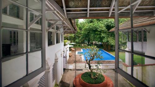 Kilátás, Neemrana's - Tower House near Kashi Művészeti Galéria