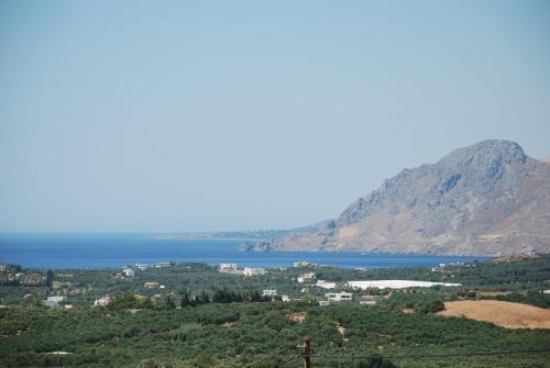 Villa with a pool in Lefkogia