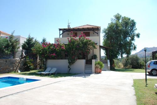 Villa with a pool in Lefkogia