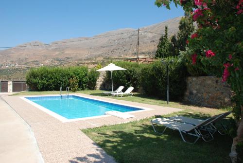 Villa with a pool in Lefkogia