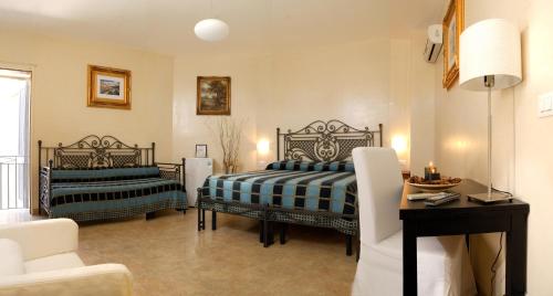 1 queen bed, 1 twin bed