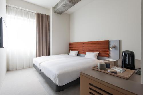 Standard Twin Room image 5