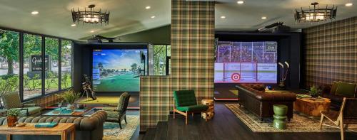 ห้องส่วนกลางสำหรับนั่งเล่น/ดูทีวี, Graduate by Hilton Eugene in ยูจีน (OR)