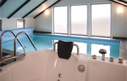 游泳池, Nice Home In Hvide Sande With Wifi, Private Swimming Pool And Indoor Swimming Pool in 荷韦德山迪
