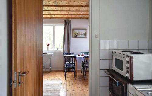 廚房, Cozy Home In Bodafors With Kitchen in 布達福什