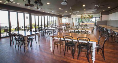 Ресторан, Huskisson Hotel in Джервис-Бей