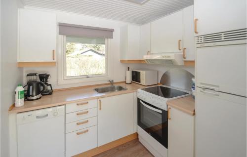 Κουζίνα, Amazing Home In Vggerlse With 3 Bedrooms And Sauna in Βέγκερλος