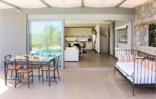 Stunning home in Perdika w/ Outdoor swimming pool, Outdoor swimming pool and 4 Bedrooms gîte à louer Órmos Karióti