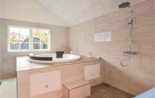 Näkymä ulkoa, Amazing Home In Blavand With Sauna in Oksby