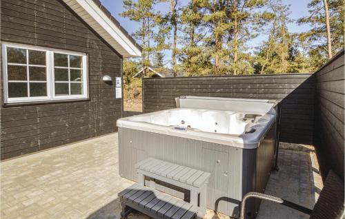 Näkymä ulkoa, Amazing Home In Blavand With Sauna in Oksby