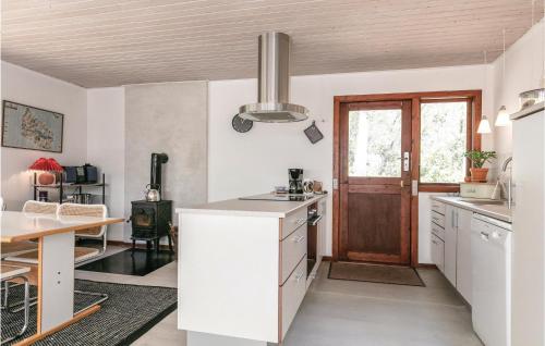 cuina, 3 Bedroom Beautiful Home In Nexø in Snogebaek