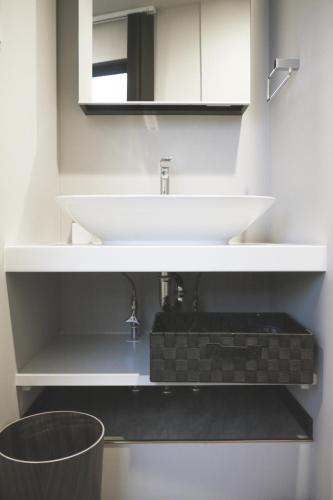 Basic King Room image 10