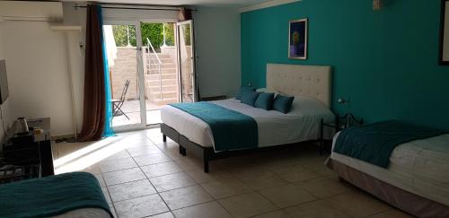1 double bed, 2 twin beds