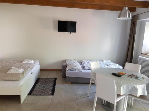 2 twin beds, 1 sofa bed