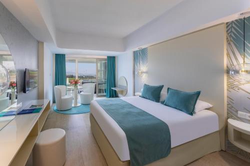 1 queen bed, 1 twin bed