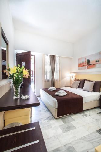 Double Room with Garden View image 3