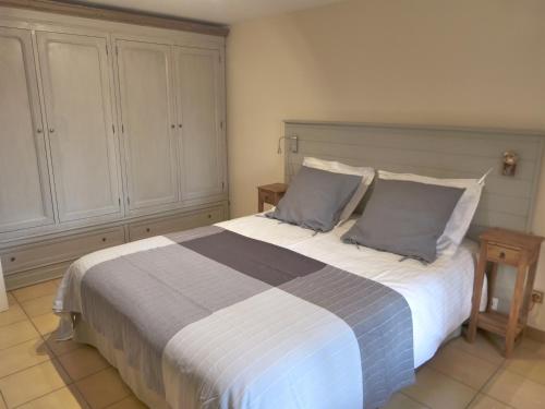 1 queen bed, 3 twin beds