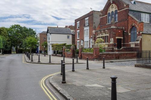 Charles Dickens' Spacious Portsmouth 2 Bed Flat, Portsmouth, Hampshire