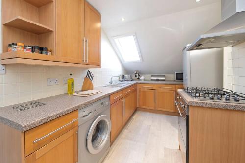 Spacious & Bright 2-Bed Flat By Wandsworth Common