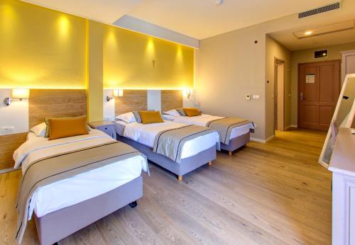 3 twin beds