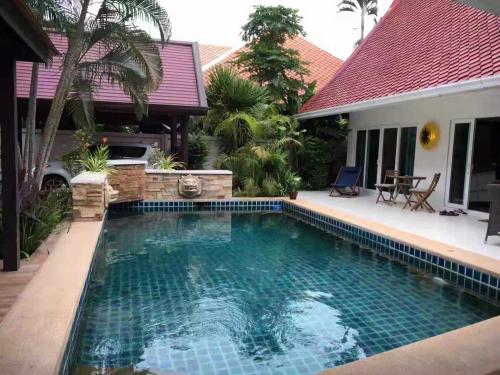 Luxury Swimming Pool Villa on the Seaside of Pattaya City Luxury Swimming Pool Villa on the Seaside of Pattaya City