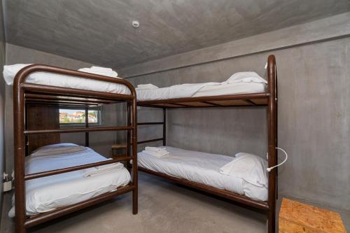 1 bunk bed
