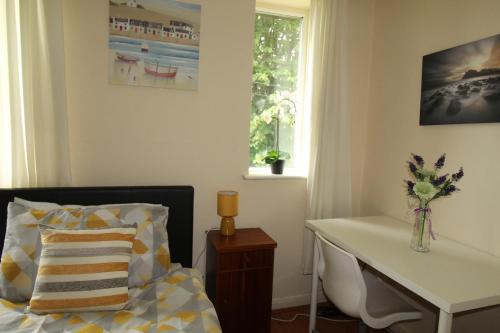 Cowsley House - image 2