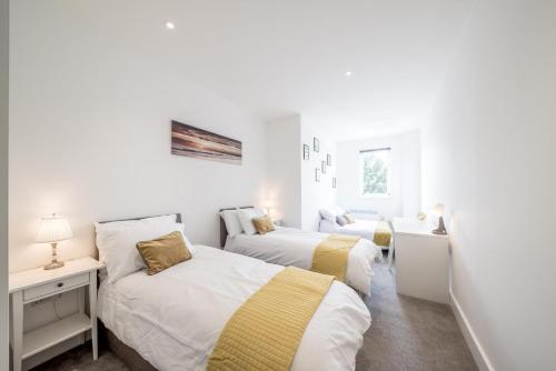 Huge Bedford Apartment for Business Workers by Comfy Workers