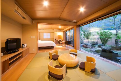 room detail thumbnail 1