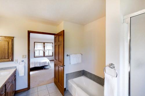 Coeur d'Alene Country Retreat - image 4