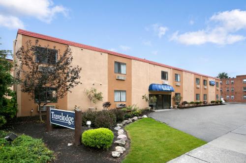 Travelodge by Wyndham Cleveland Lakewood