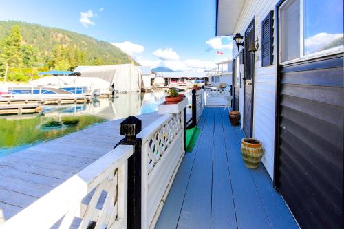 Scenic Bay Float Home Hideaway - image 5