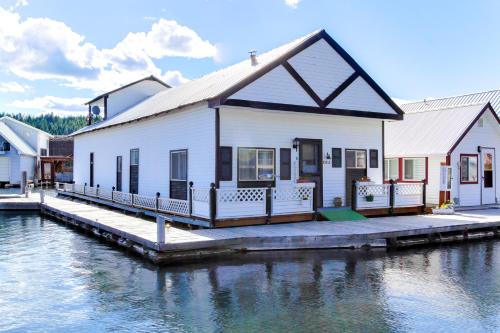 Scenic Bay Float Home Hideaway - image 9