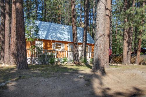 Cozy Bobby Grey Manor - main image